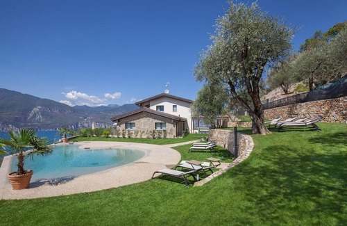 Brenzone sul Garda Apartamento | Villa Divina22 - APT Divina con piscina e vista lago