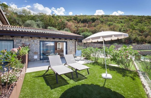 Brenzone sul Garda Apartamento | Villa Divina22-APT Unica-Con piscina e vista lago