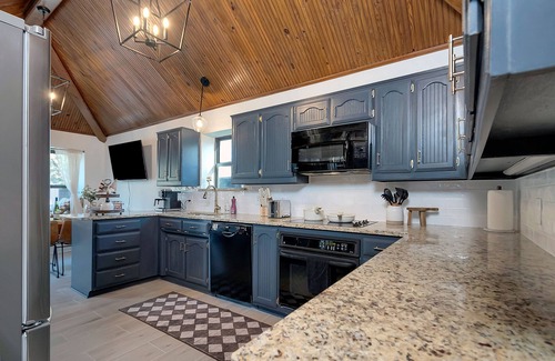 North Richland Hills Casa | Villa D’Oro, Saltwater Pool, Hot Tub, Arcade, Foosball & Walking Trail