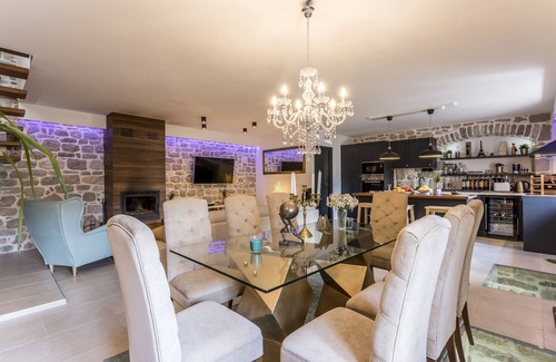 Solin Villa | Villa Draga, hermosa villa con piscina en el patio trasero en Split-Dalmacia