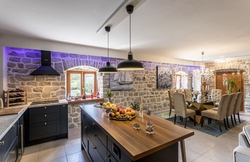 Solin Villa | Villa Draga, hermosa villa con piscina en el patio trasero en Split-Dalmacia