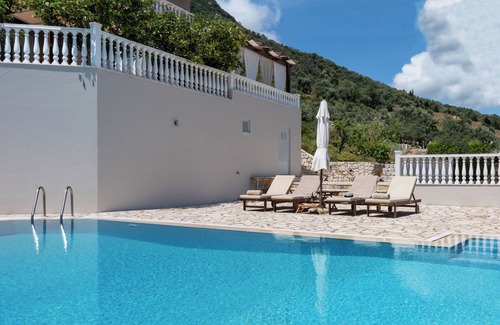 Evgiros Villa | Villa con piscina privada y vistas panorámicas al mar en Vasiliki, Lefkada