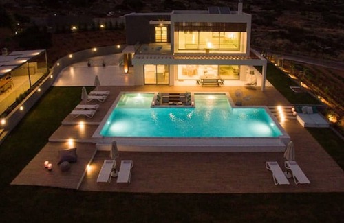 Akrotiri Villa | Villa Elagancia - next to Marathi beach.