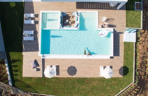 Akrotiri Villa | Villa Elagancia - next to Marathi beach.