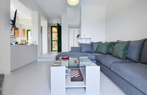 Kea Villa | Villa de piedra con piscina y vistas al mar