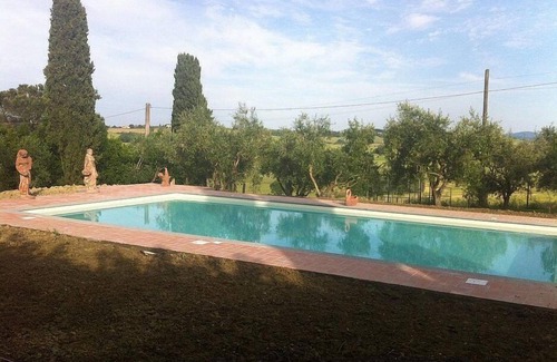 Castiglione del Lago Villa | Villa Eloisa: Una villa histórica en tres plantas rodeada de vegetación.