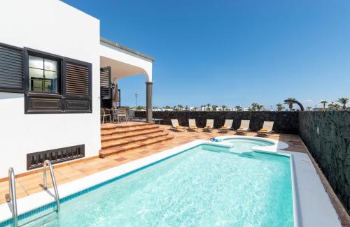 Playa Blanca Villa | Villa Emerita by Villa Plus