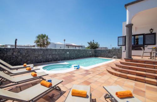 Playa Blanca Villa | Villa Emerita by Villa Plus