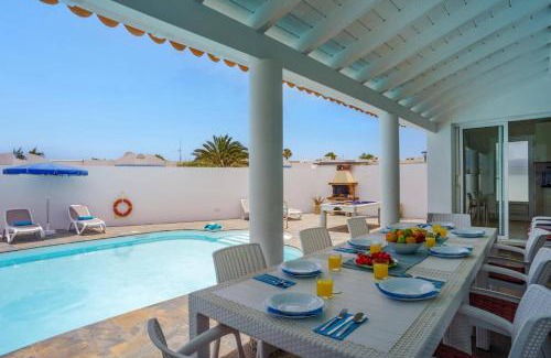 Corralejo Villa | Villa Esmeralda by Villa Plus