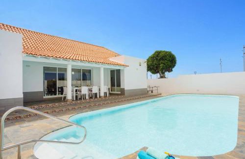 Corralejo Villa | Villa Esmeralda by Villa Plus