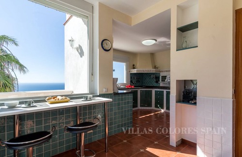 Salobrena Villa | Villa Esmeralda con piscina privada climatizada, sauna y excelente vista