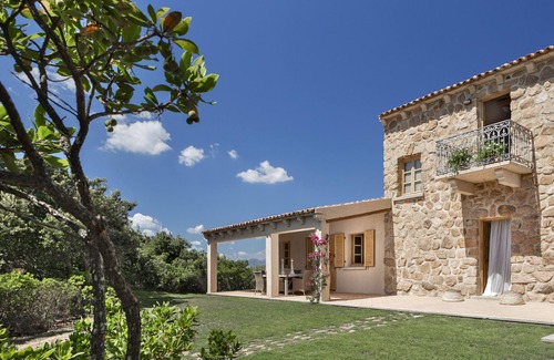 Arzachena Villa | Villa 'Estra' con vistas al mar, Wi-Fi y aire acondicionado
