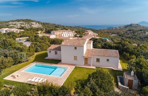 Arzachena Villa | Villa 'Estra' con vistas al mar, Wi-Fi y aire acondicionado