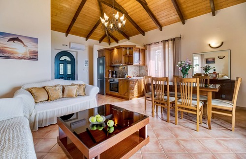 Tsoukaladhes Villa | Villa "Evelyn" con vistas al mar, piscina privada y Wi-Fi
