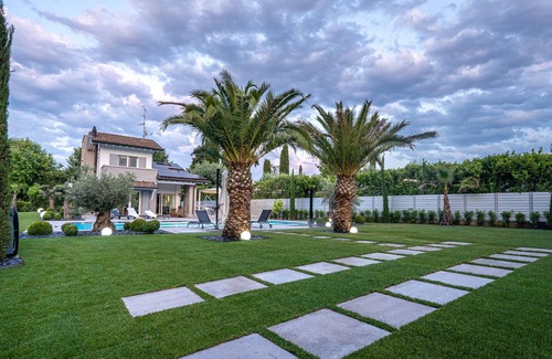 San Benedetto di Lugana Villa | Villa 'Fermi' front Lake and Beach, with heated Pool, Sauna and Gym