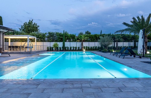 San Benedetto di Lugana Villa | Villa 'Fermi' front Lake and Beach, with heated Pool, Sauna and Gym