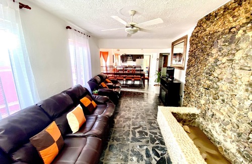 Cabarete Villa | Villa flamingo; Cascada, Piscina infinita, Cama colgante en la playa, Bañera de hidromasaje