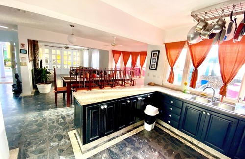Cabarete Villa | Villa flamingo; Cascada, Piscina infinita, Cama colgante en la playa, Bañera de hidromasaje