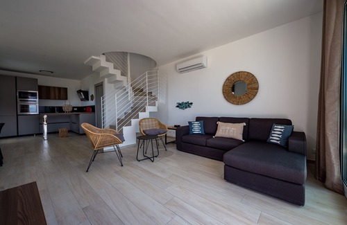 Castellammare del Golfo Casa | Villa Flores - Giardino degli Allori with shared swimming pool and Jacuzzi