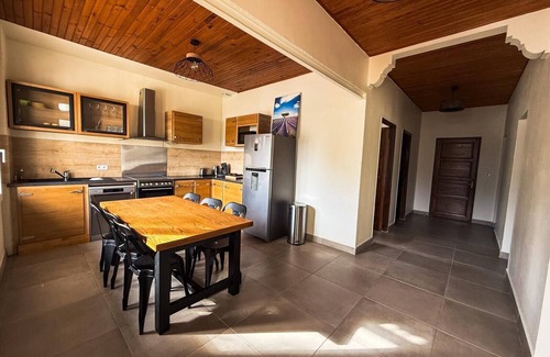 Entraigues-sur-la-Sorgue Casa | Villa Keromate, air-conditioned with natural pool.
