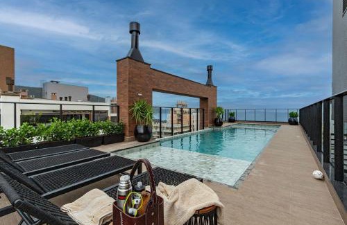 Bombas Apartamento | Villa Francione 302 – Loft de Alto Padrão com Piscina no Rooftop e Vista Panorâmica, a Poucos Metros do Mar em Bombas.