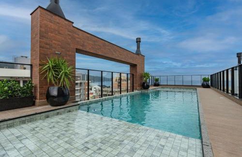 Bombas Apartamento | Villa Francione 302 – Loft de Alto Padrão com Piscina no Rooftop e Vista Panorâmica, a Poucos Metros do Mar em Bombas.