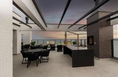 Bombas Apartamento | Villa Francione 302 – Loft de Alto Padrão com Piscina no Rooftop e Vista Panorâmica, a Poucos Metros do Mar em Bombas.