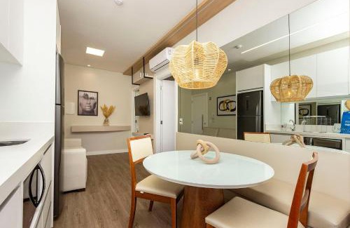 Bombas Apartamento | Villa Francione 406 – Loft de Alto Padrão com Piscina no Rooftop e Vista Panorâmica, a Poucos Metros do Mar em Bombas.