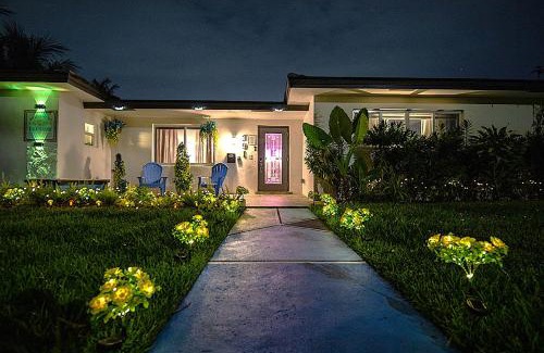 Fort Lauderdale Casa | Villa Ft Lauderdale XL Pool, playground, BBQ, beach, Family Paradise
