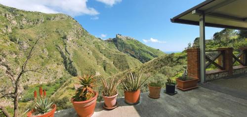 Castelmola Villa | Villa Giardino Aloe - Rifugio nella Natura Siciliana, Lontano dal Caos di Taormina