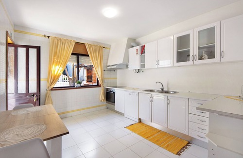 Rates Villa | Villa 'Gilove House' con jardín privado, balcón y Wi-Fi