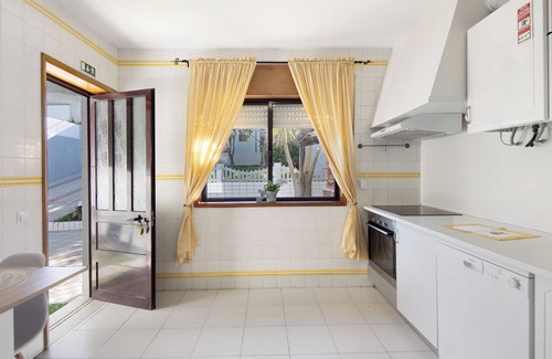 Rates Villa | Villa 'Gilove House' con jardín privado, balcón y Wi-Fi