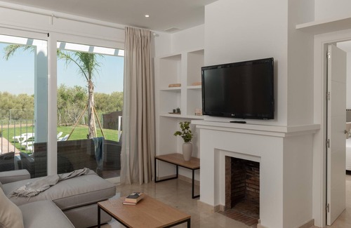 Benalup-Casas Vieja Casa | Villa 'Girasol' con piscina, jardín y Wi-Fi
