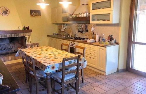 Todi Villa | Villa Gramigna: una encantadora villa de dos pisos rodeada de vegetación.