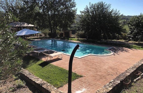 Todi Villa | Villa Gramigna: una encantadora villa de dos pisos rodeada de vegetación.