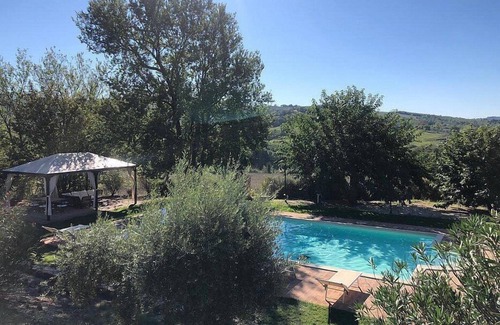 Todi Villa | Villa Gramigna: una encantadora villa de dos pisos rodeada de vegetación.