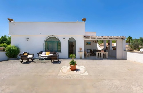 Presicce Villa | Villa 'Grande Cazzato Vicino Al Mare' with Private Terrace, Private Garden and Air Conditioning