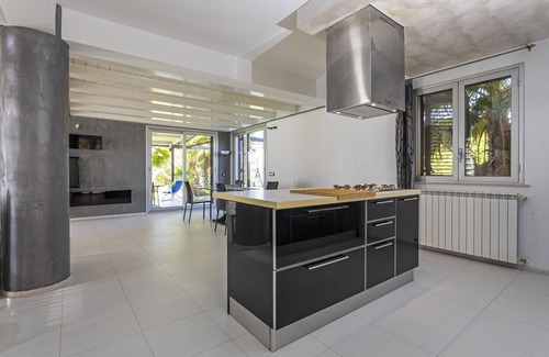 Carlentini Villa | Villa 'Green Garden' con terraza privada, Wi-Fi y aire acondicionado