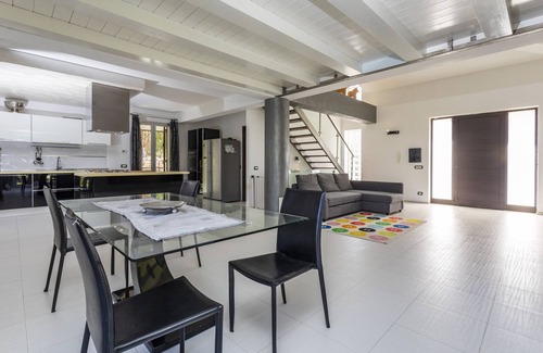 Carlentini Villa | Villa 'Green Garden' con terraza privada, Wi-Fi y aire acondicionado