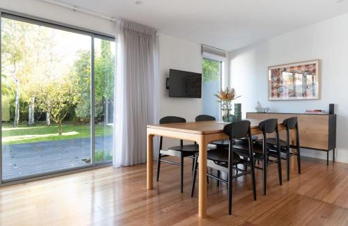 Invermay Casa | Villa Gwen: Character Home Moments from the City