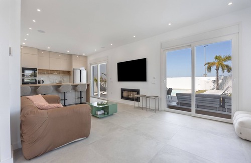Poblado Sancti Petri Villa | Villa 'Habana' con vistas al lago, Wi-Fi y aire acondicionado
