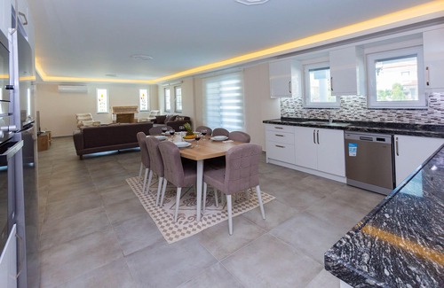 Dalyan City Center Villa | Villa Hanimeli 6 habitaciones, todas con baño privado, piscina privada y jardín.