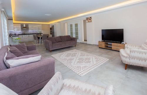 Dalyan City Center Villa | Villa Hanimeli 6 habitaciones, todas con baño privado, piscina privada y jardín.