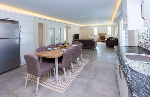 Dalyan City Center Villa | Villa Hanimeli 6 habitaciones, todas con baño privado, piscina privada y jardín.