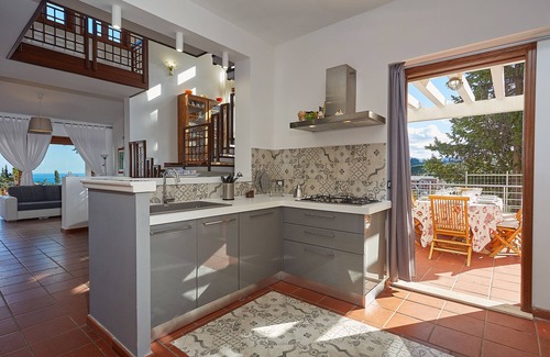 Torre Colonna-sperone Villa | Villa Hermosa con piscina y vista al mar.