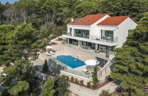 Cove Tri Zala (Zrnovo) Villa | Villa Hestia with Heated Pool