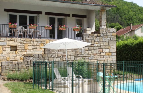 Saint-Antonin Noble Val Villa | Villa en jardines privados con vistas. 0. 5 kms a pie panadería, bares, restaurantes