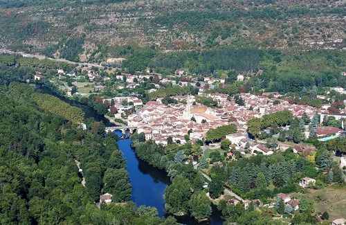Saint-Antonin Noble Val Villa | Villa en jardines privados con vistas. 0. 5 kms a pie panadería, bares, restaurantes