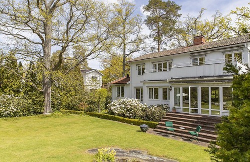 Saltsjobaden Casa | Villa idyll on Solsidan with award-winning park-like garden and lake views!