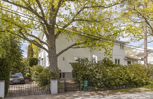 Saltsjobaden Casa | Villa idyll on Solsidan with award-winning park-like garden and lake views!